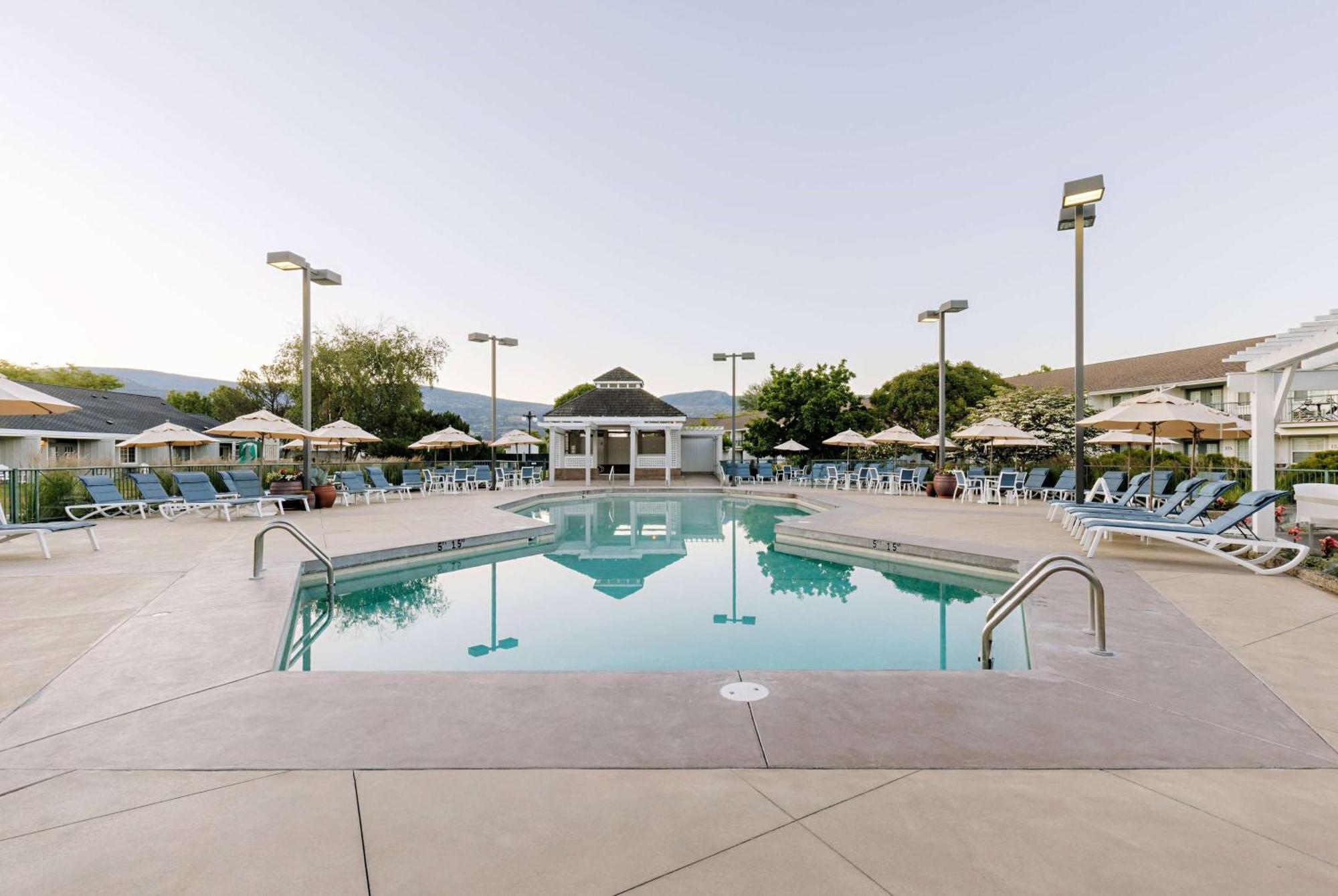 Balcomo, A Ramada By Wyndham Penticton Luaran gambar